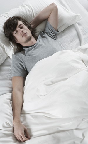 Tidur Hingga Kebut-kebutan, Ini 6 Hal yang Dilakukan Pria Ketika Galau