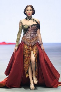 Aura Putri by Fransisca Darmawan. Indonesia Fashion Week 2015 at Jakarta Convention Center. Senayan. Jakarta. [Foto: Mohammad Abduh/Wolipop]