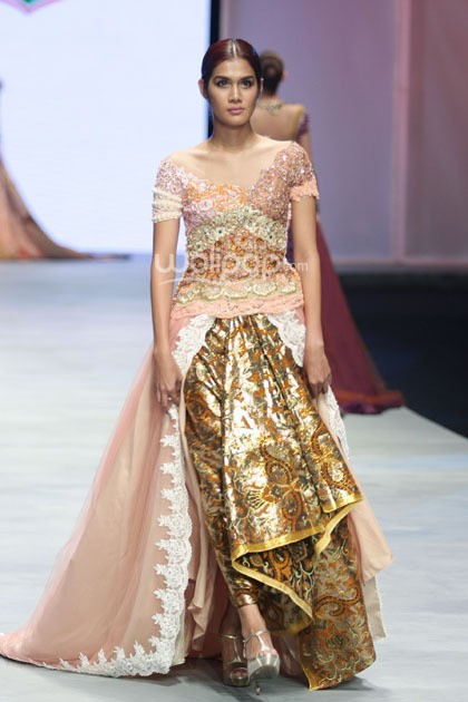 Aura Putri by Fransisca Darmawan. Indonesia Fashion Week 2015 at Jakarta Convention Center. Senayan. Jakarta. [Foto: Mohammad Abduh/Wolipop]