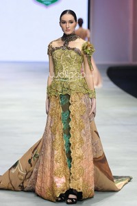 Aura Putri by Fransisca Darmawan. Indonesia Fashion Week 2015 at Jakarta Convention Center. Senayan. Jakarta. [Foto: Mohammad Abduh/Wolipop]