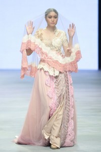 Aura Putri by Fransisca Darmawan. Indonesia Fashion Week 2015 at Jakarta Convention Center. Senayan. Jakarta. [Foto: Mohammad Abduh/Wolipop]