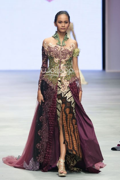 Aura Putri by Fransisca Darmawan. Indonesia Fashion Week 2015 at Jakarta Convention Center. Senayan. Jakarta. [Foto: Mohammad Abduh/Wolipop]