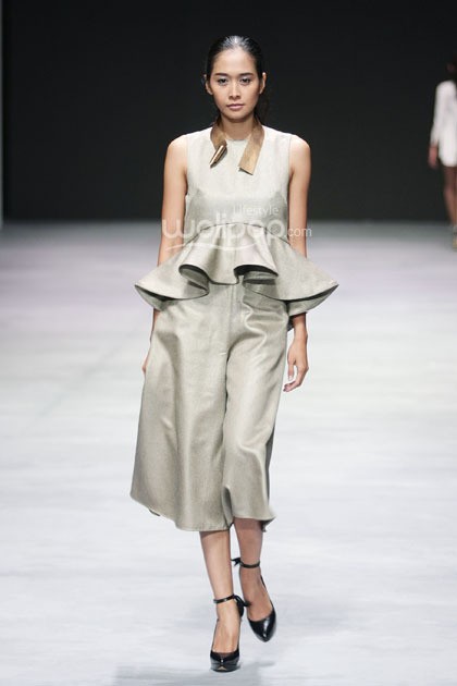 Peggy Hartanto, Fall/Winter 2015 curve. Indonesia Fashion Week 2015 at Jakarta Convention Center. Senayan. Jakarta. [Foto: Mohammad Abduh/Wolipop]