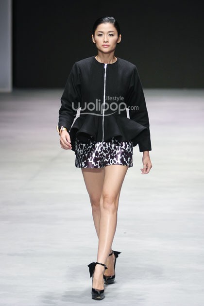 Peggy Hartanto, Fall/Winter 2015 curve. Indonesia Fashion Week 2015 at Jakarta Convention Center. Senayan. Jakarta. [Foto: Mohammad Abduh/Wolipop]