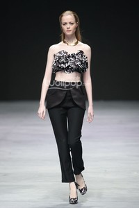 Peggy Hartanto, Fall/Winter 2015 curve. Indonesia Fashion Week 2015 at Jakarta Convention Center. Senayan. Jakarta. [Foto: Mohammad Abduh/Wolipop]