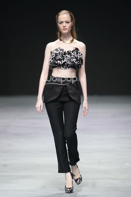 Peggy Hartanto, Fall/Winter 2015 curve. Indonesia Fashion Week 2015 at Jakarta Convention Center. Senayan. Jakarta. [Foto: Mohammad Abduh/Wolipop]