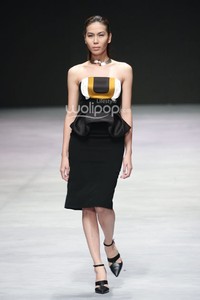 Peggy Hartanto, Fall/Winter 2015 curve. Indonesia Fashion Week 2015 at Jakarta Convention Center. Senayan. Jakarta. [Foto: Mohammad Abduh/Wolipop]