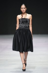 Peggy Hartanto, Fall/Winter 2015 curve. Indonesia Fashion Week 2015 at Jakarta Convention Center. Senayan. Jakarta. [Foto: Mohammad Abduh/Wolipop]