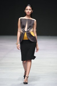 Peggy Hartanto, Fall/Winter 2015 curve. Indonesia Fashion Week 2015 at Jakarta Convention Center. Senayan. Jakarta. [Foto: Mohammad Abduh/Wolipop]