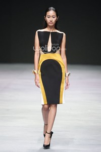 Peggy Hartanto, Fall/Winter 2015 curve. Indonesia Fashion Week 2015 at Jakarta Convention Center. Senayan. Jakarta. [Foto: Mohammad Abduh/Wolipop]