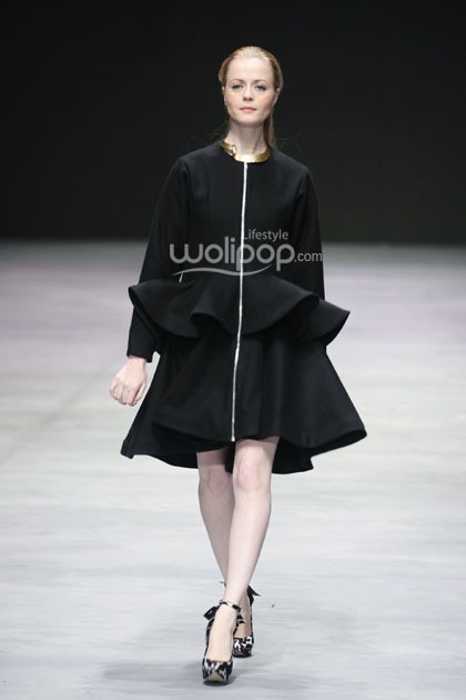 Peggy Hartanto, Fall/Winter 2015 curve. Indonesia Fashion Week 2015 at Jakarta Convention Center. Senayan. Jakarta. [Foto: Mohammad Abduh/Wolipop]
