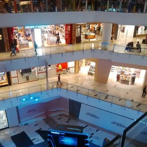 Kampanye Earth Hour Tak Halangi Pengunjung Jalan-jalan di Mall