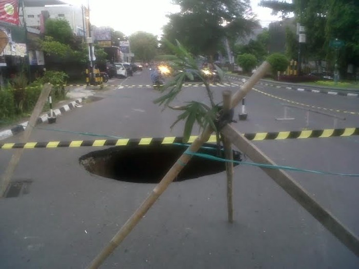 Jalan Dekat Balai Kota Yogya Ambles, Arus Lalin Terganggu