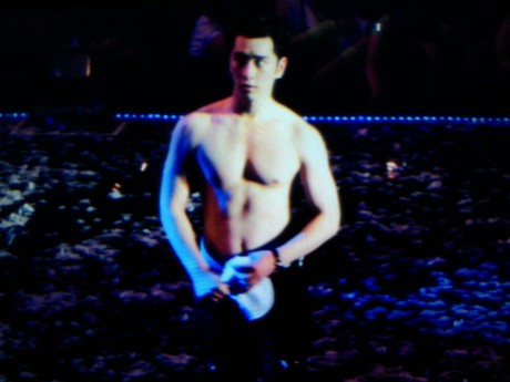 Chansung Topless Tutup Konser Go Crazy! 2PM di Jakarta