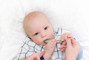 Bayi Masih ASI Ekslusif, Bolehkah Minum Obat Dicampur Air Putih?