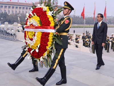 Jokowi Letakkan Karangan Bunga di Lapangan Tiananmen