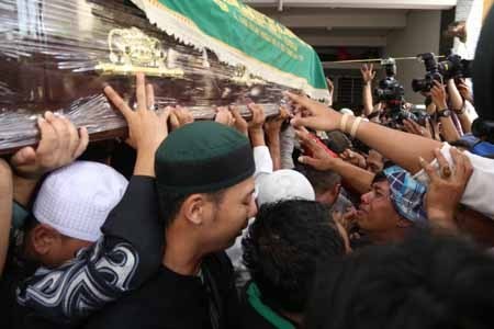 Luna Maya Menangis Tersedu-sedu Sambil Memegangi Keranda Jenazah Olga