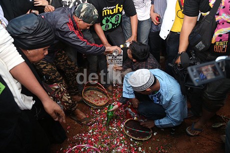 2 Jam Setelah Pemakaman, Kuburan Olga Masih Dipadati Pelayat