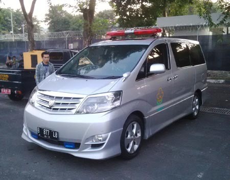 Ambulans Toyota Alphard Siap Antar Jenazah Olga ke Rumah Duka