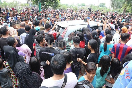 Banyak Anak Terpisah dari Orang Tuanya di Pemakaman Olga