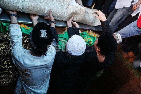 Billy Syahputra Antarkan Jenazah Olga ke Peristirahatan Terakhir