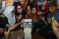 Warga berdoa di pusara almarhum Olga.