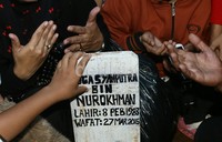 Mereka berdoa untuk almarhum komedian yang sukses lewat OVJ, Dahsyat dan sejumlah acara lainnya itu.