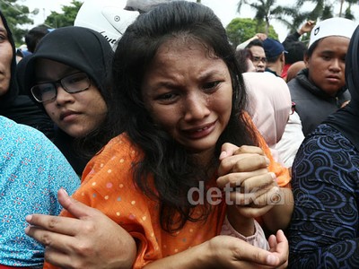 Antar Jenazah Olga ke Pemakaman, Pelayat Histeris