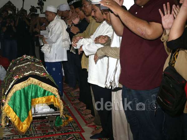 Jenazah Olga Disalatkan Jenazah Olga Disalatkan