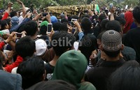 Jenazah Olga tiba di pemakaman.
