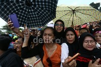 Kedatangan jenazah disambut tangisan para pelayat.