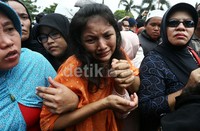 Seorang pelayat tampak histeris.