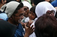 Terdapat juga anak-anak yang menangis.