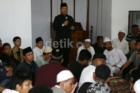 Ia juga sempat memberikan tausyiah agama kepada para pelayat.