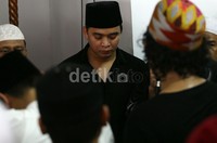 Di antara pelayat terdapat juga sejumlah selebriti.