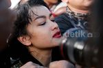 Jupe Menangis Lemas di Pemakaman Olga Syahputra