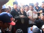 Jupe Menangis Lemas di Pemakaman Olga Syahputra