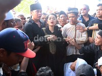 Jupe dan Billy Syahputra terlihat lemas saat jenazah Olga akan diturunkan.