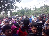 Bahkan ada yang sudah tiba sejak liang lahat baru akan digali.