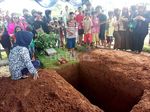 Warga Padati Area Pemakaman Olga Syahputra