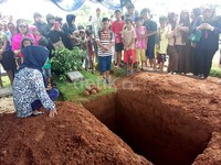 Mereka pun memilih untuk berkerumun di sekeliling liang lahat.