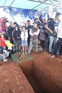 Sebelumnya, Olga akan dimakamkan di TPU Pondok Kelapa. Namun, karena tidak dapat tempat, akhirnya dipindahkan ke TPU Malaka.
