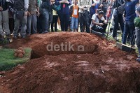 Makam terlihat sudah disiapkan.