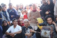 Warga berdoa menunggu kedatangan jenazah Olga di pemakaman.