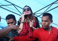 Luna terlihat tak kuasa menahan air matanya.