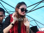 Air Mata Luna Maya di Pemakaman Olga
