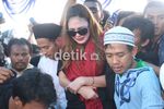 Air Mata Luna Maya di Pemakaman Olga