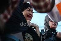 Tangisan Jupe langsung pecah saat melihat jenazah Olga dimakamkan.