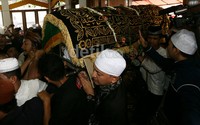Usai dimandikan dan dikafankan, jenazah Olga dibawa para penyelawat ke masjid yang berada tak jauh dari rumah duka.
