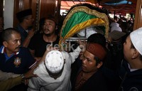 Keranda jenazah diiringi ratusan orang.